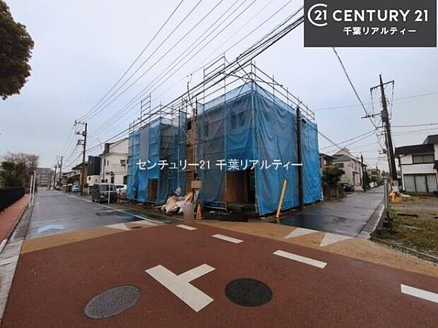 前面道路は5.8m!陽当り良好な立地です。車庫入れが苦手な方も安心ですね。