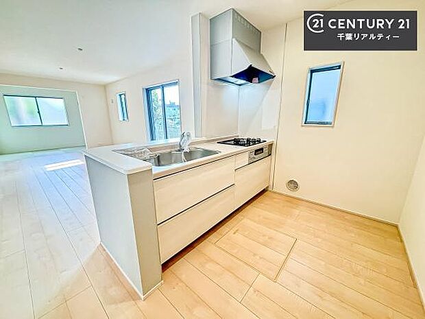 大人気の対面式システムキッチンを採用しています!ご家族のコミュニケーションが自然と増える設計です。お子様にも目が届くので嬉しいですね!広々使えて快適で作業が進みます。