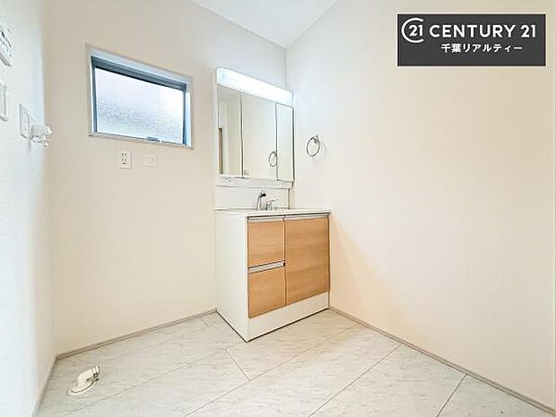 小窓付きの明るい洗面室です!湿気もすぐに入れ替えができて清潔に保つことができます!自然光が差し込むのでお化粧の仕上がりも良くなりますね!