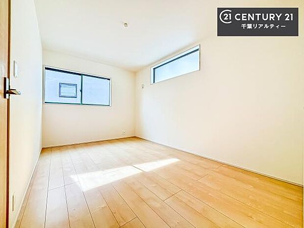 2面採光を確保した明るい室内は、風通しも良く、明るく大変居心地の良い空間となっております。リラックスして過ごせる心地の良いお部屋です!