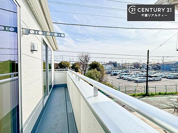 落ち着きある住宅街です!周囲には高い建物がなく、空が広く開放感があり、陽当たりを大きく遮られることもありません!気持ちの良い風が通り抜ける街並みです!