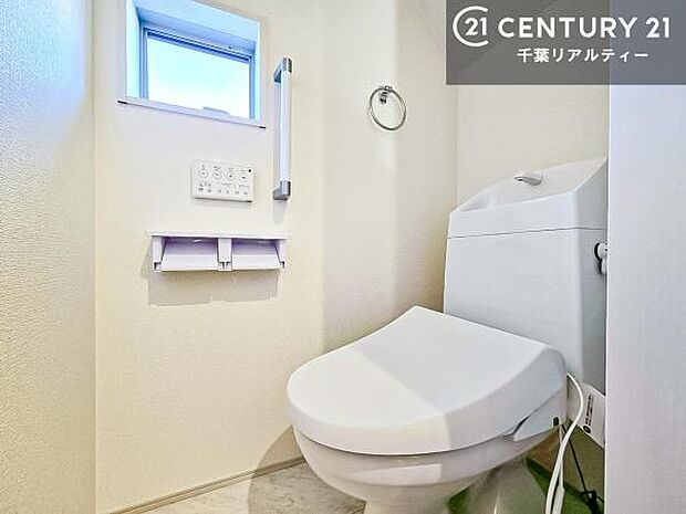 1・2階にトイレがございます!朝の忙しい時間帯も待たずにすみそうですね。白を基調とした清潔感のあるトイレでお手入れがしやすいです!