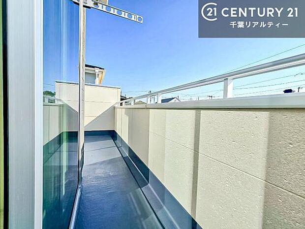 広々としているバルコニーです!お洗濯物を干すのはもちろん風に当たりながらくつろぎタイムが送れます!