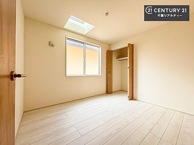 収納スペースがついています!居室をスッキリ整頓する事ができますね。家具を選ばないシンプルなデザインの為、家具を選ばずお気に入りの空間作りができそうですね。