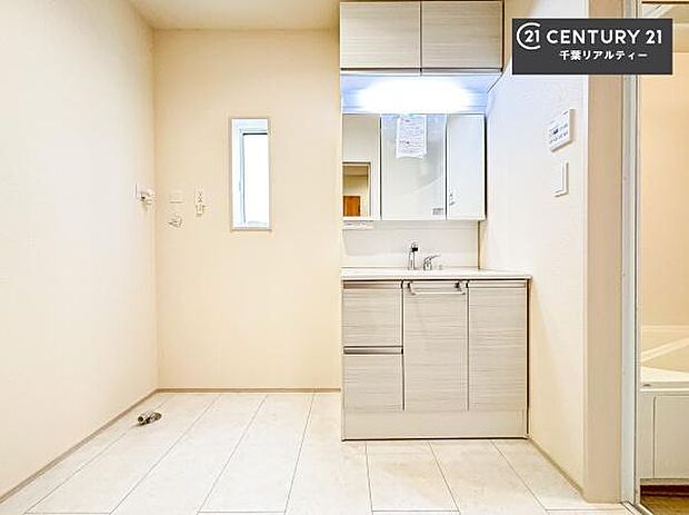 小窓付きの明るい洗面室です!湿気もすぐに入れ替えができて清潔に保つことができます!自然光が差し込むのでお化粧の仕上がりも良くなりますね!