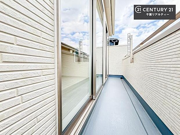 広々としているバルコニーです!お洗濯物を干すのはもちろん風に当たりながらくつろぎタイムが送れます!