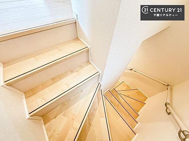 階段は明るく手摺りもついています!お子様やご年配の方も安心してご利用頂けますね!