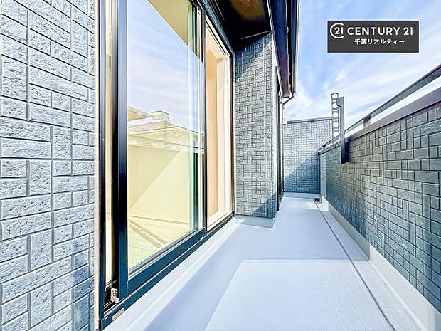 広々としているバルコニーです!お洗濯物を干すのはもちろん風に当たりながらくつろぎタイムが送れます!