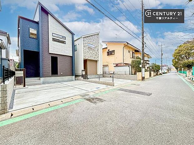 前面道路は広々としており、車の出し入れもラクラク。開放感あふれる立地で、安心して暮らせる住まいです。