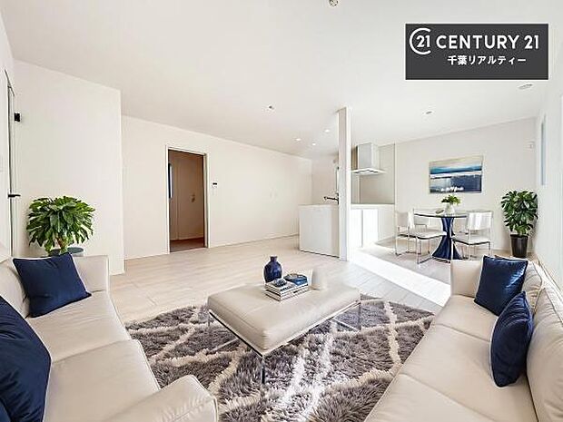 家具はCGパースです。大きな窓からたっぷりの陽ざしが入る明るいリビング。開放感のあるリビングで家族団らんのくつろぎの時間を過ごせます。