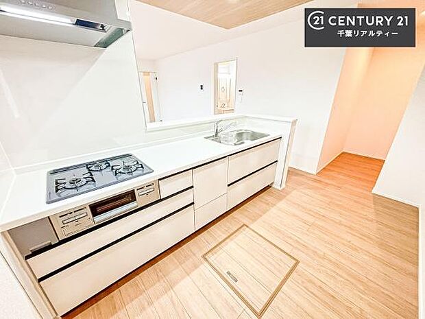 ワイドなシンクですね!水が跳ねにくく洗物がしやすい家事が楽々仕様のシステムキッチンです!デザイン性と機能性を兼ねたキッチンで清潔感がありますね!