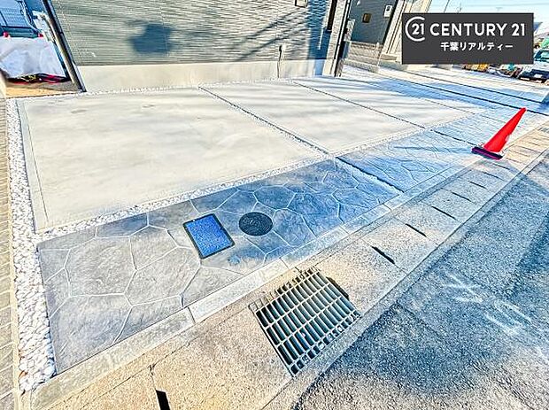 駐車スペースは2台分あります!セカンドカーはもちろん、バイクや自転車なども置き場所に困りません。