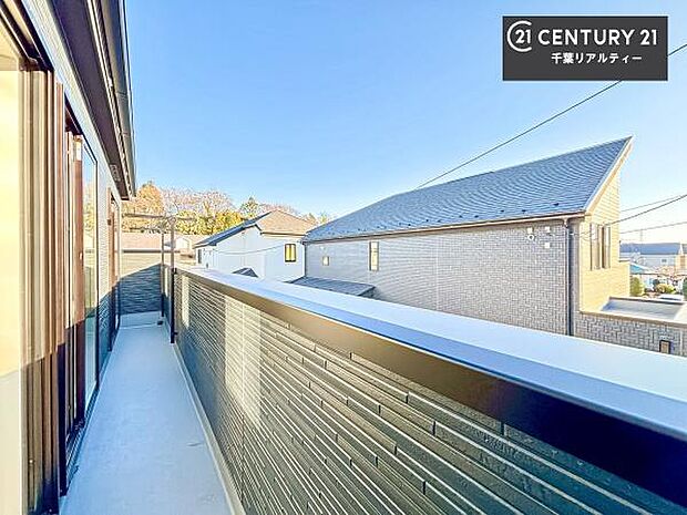 眺望良好なバルコニー。お天気のいい日にはバルコニーへでてリフレッシュするのもいいですね!