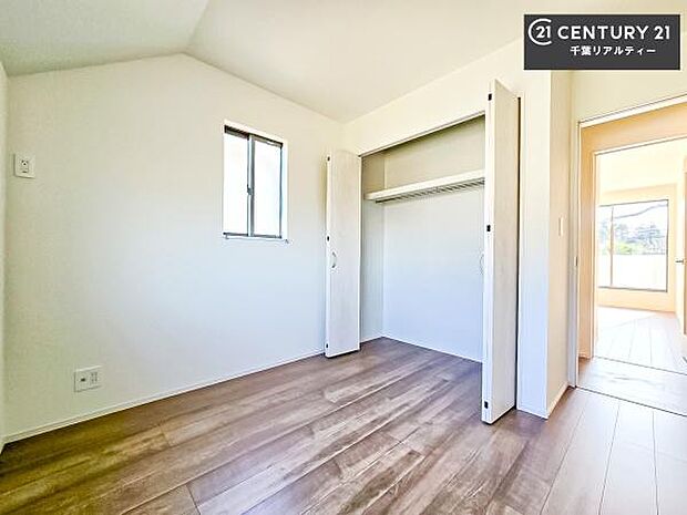 洋室は子供部屋や寝室、色々と用途多彩に利用できますね。収納力もたっぷりなので、広々気持ちよく過ごすことができます。