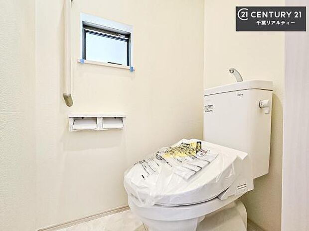 1・2階にトイレがございます!朝の忙しい時間帯も待たずにすみそうですね。清潔感のあるトイレでお手入れがしやすいです!