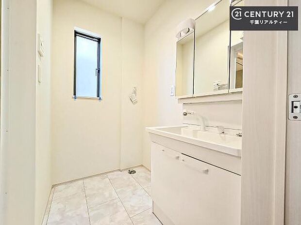 身なりを整える洗面所は、清潔感が大事です!水周りの清潔感のある雰囲気を演出!気持ちよくお使いいただけます。