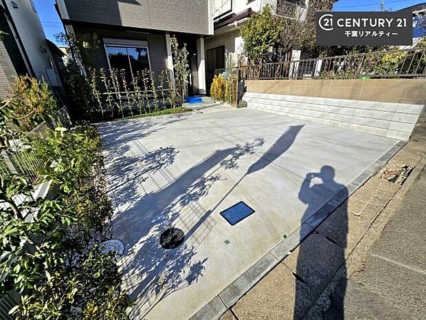 駐車スペースは2台分あります!セカンドカーはもちろん、バイクや自転車なども置き場所に困りません。