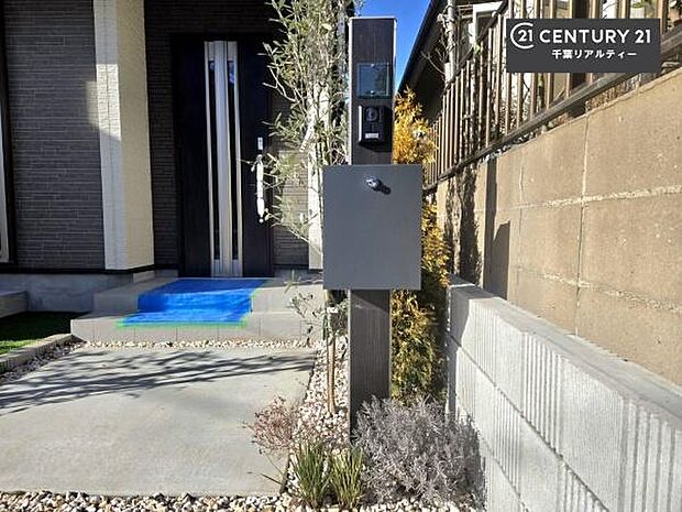 郵便ポスト付きで不在時でも荷物が受け取れてとっても便利!家にいなきゃいけないストレス回避!再配達の手間が省けます!