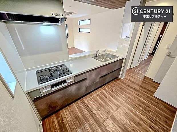 ゆとりある調理スペースで作業がしやすい快適なキッチンです!お子様と一緒にお菓子造りも楽しめる広々スペースです。楽しい調理時間になりそうですね!