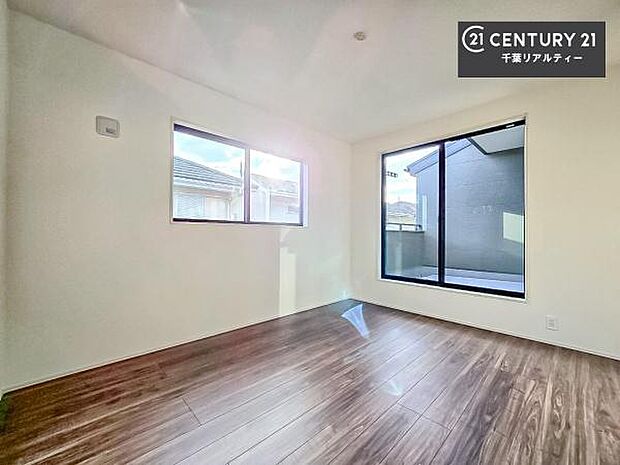 バルコニーに面している洋室です。明るく温もりがあり、換気もしっかりできます!朝起きて、外に出て背伸びをしつつ深呼吸をし良い朝を迎え入れることができます。