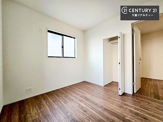 収納スペースを完備しており、衣類やおもちゃ、学用品などをすっきり整理できます。お部屋を広く使えるため、快適で整った住空間を実現します。