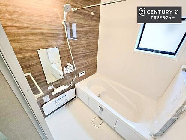 落ち着きある大人の雰囲気のバスルームは、味が出ていてバスタイムが充実!お仕事頑張っているご褒美にお好みの匂いの入浴剤を入れて、楽しんでみてはいかがでしょうか?