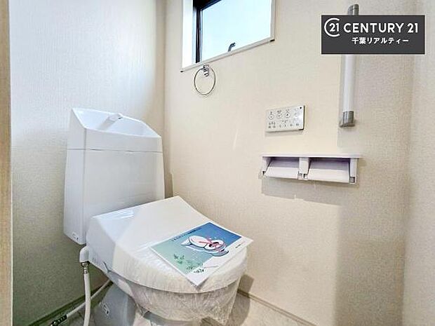 1・2階にトイレがございます!朝の忙しい時間帯も待たずにすみそうですね。白を基調とした清潔感のあるトイレでお手入れがしやすいです!