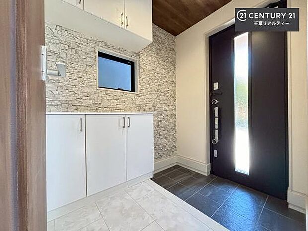 シューズボックス付きなので、玄関が片付きお掃除がしやすいです!スッキリした玄関で戸を開けた瞬間、清潔感のある心地いい空間が出迎えてくれます。