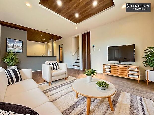 家具はCGパースです。心地良いリビングは家族が自然と集まります。家族団欒の時間が増えそうです。ご家族と、より一層充実した時間を過ごせそうですね。