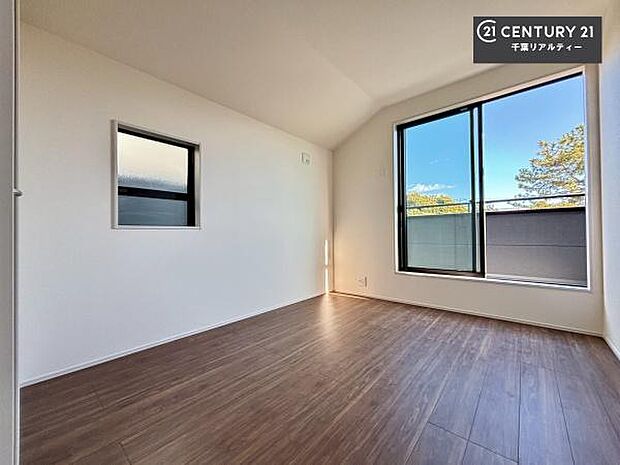 バルコニーへ面した洋室なので天気のいい日はバルコニーへ出てリフレッシュするのもいいですね！充実したプライベートタイムが送れる洋室！陽当たり、風通し良好です。