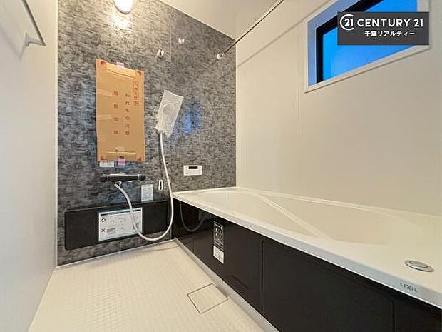 落ち着きある大人の雰囲気のバスルームは、味が出ていてバスタイムが充実!お仕事頑張っているご褒美にお好みの匂いの入浴剤を入れて、楽しんでみてはいかがでしょうか?