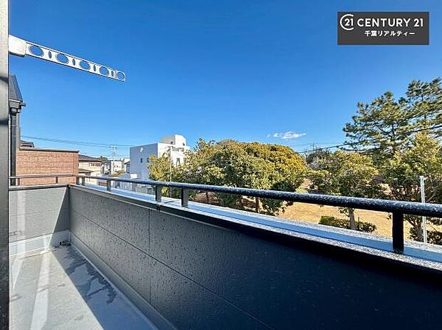 陽当たりの良いバルコニーで、お洗濯物もよく乾きそうですね!お天気の良い日にはバルコニーへ出てリフレッシュするのも気持ちよさそうです。