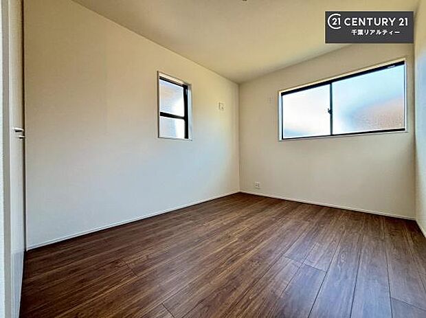 2面採光を確保した明るい室内は、風通しも良く、明るく大変居心地の良い空間となっております。リラックスして過ごせる心地の良いお部屋です!