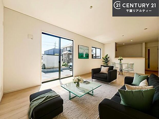 家具はCGパースです。開放感のある広々LDK!ソファーやダイニングテーブルを置いても窮屈にならないので快適に過ごせます!コミュニケーションが取りやすいリビングです!