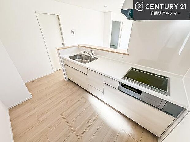 コンロは三口あるのでお料理の同時進行ができます。もちろんグリル付きです。調理スペースも広々している為作業がしやすい!使い勝手が良いシステムキッチンです!