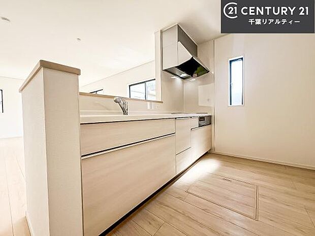 大人気の対面式システムキッチンを採用しています!ご家族のコミュニケーションが自然と増える設計です。お子様にも目が届くので嬉しいですね!広々使えて快適で作業が進みます。