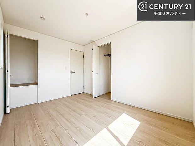 優しい光が差し込む洋室は、朝の目覚めも気持ちが良さそうですね。おうち時間もゆったりと過ごすことができます。優しい色合いのフローリングがどんな家具にもマッチします!