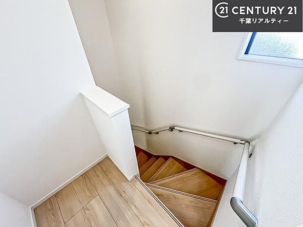 階段は明るく手摺りもついています!お子様やご年配の方も安心してご利用頂けますね!