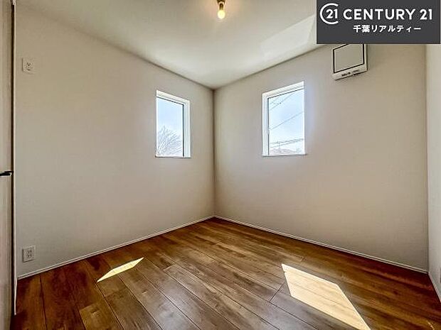 掃き出し窓がないお部屋は、お子様のお部屋としても安心です!収納スペースも充実しているので散らかったお部屋をサッと片付けられます!