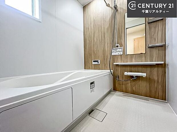 落ち着きある大人の雰囲気のバスルームは、味が出ていてバスタイムが充実!お仕事頑張っているご褒美にお好みの香りの入浴剤を入れて、楽しんでみてはいかがでしょうか?