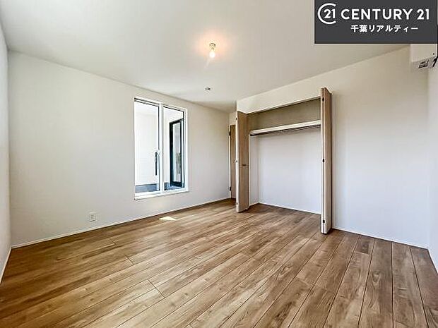 バルコニーに面している洋室です。明るく温もりがあり、換気もしっかりできます!