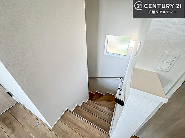 階段は明るく手摺りもついています!お子様やご年配の方も安心してご利用頂けますね!