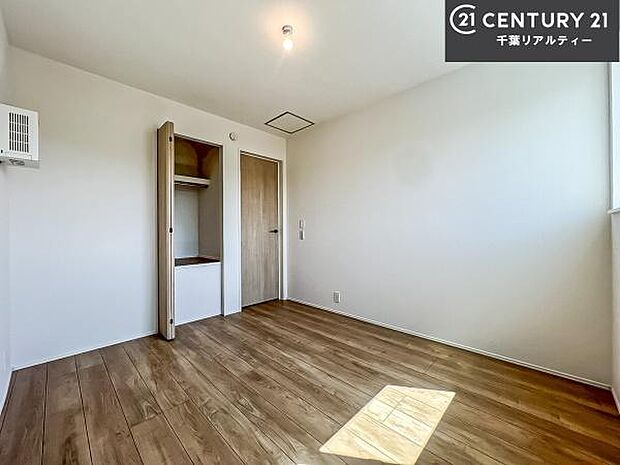 シンプルにデザインされているため、家具を選びません!お気に入りの家具を置いてくつろげる空間を作ることができます。