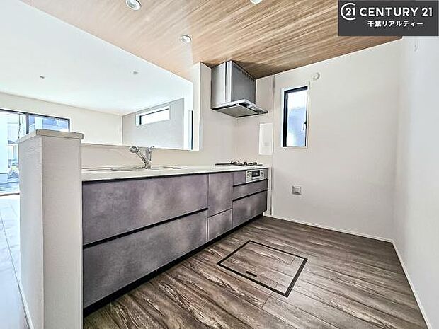 大人気の対面式システムキッチンを採用しています!ご家族のコミュニケーションが自然と増える設計です。お子様にも目が届くので嬉しいですね!広々使えて快適で作業が進みます。