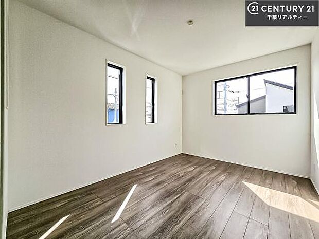 掃き出し窓がないお部屋は、お子様のお部屋としても安心です!収納スペースも充実しているので散らかったお部屋をサッと片付けられます!