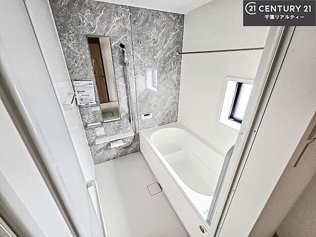 広々バスで一日の疲れをリフレッシュ。足が伸ばせるので、浴槽にもゆったりと浸かれますね!毎日のバスタイムが楽しみになります。