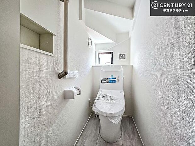 清潔感のある色味のお手洗いです!さわやかでスッキリする空間です!白を基調としているので、お手入れがしやすいトイレです!