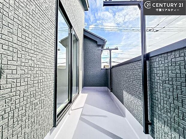 陽当たりの良いバルコニーで、お洗濯物もよく乾きそうですね!お天気の良い日にはバルコニーへ出てリフレッシュするのも気持ちよさそうです。