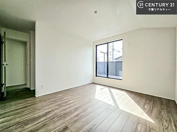 バルコニーに面している洋室です。明るく温もりがあり、換気もしっかりできます!朝起きて、外に出て背伸びをしつつ深呼吸をし良い朝を迎え入れることができます。