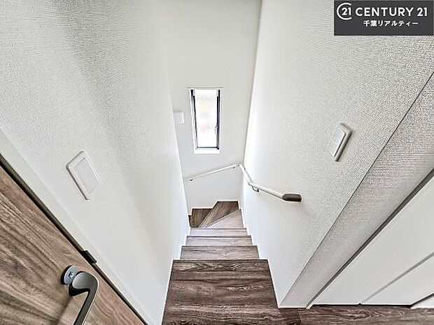 階段は明るく手摺りもついています!お子様やご年配の方も安心してご利用頂けますね!